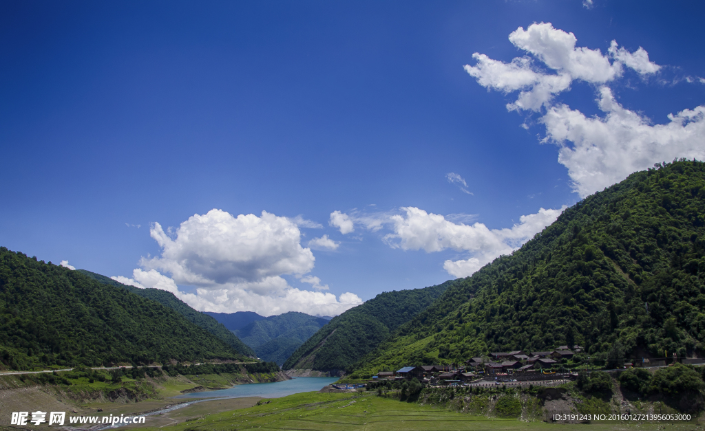 大山里的蓝天白云