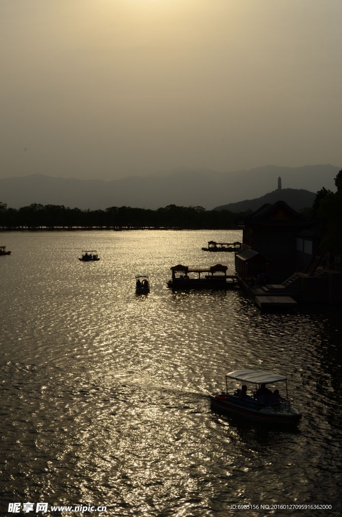 夕阳 湖面 船只