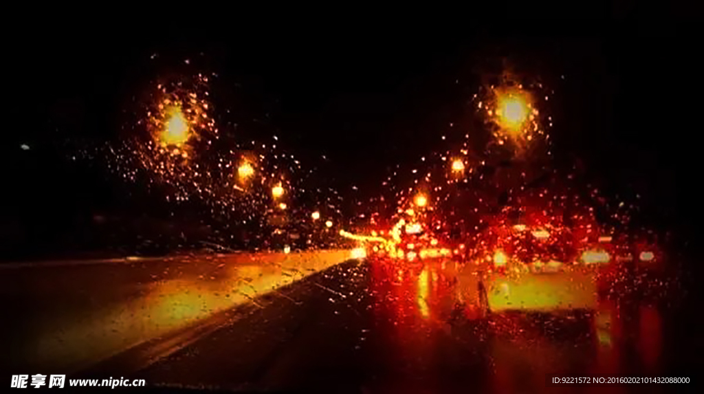 雨夜玻璃后的灯光