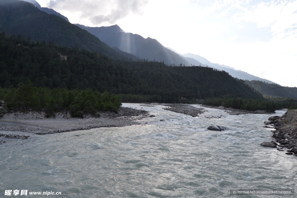 逆光山脉河流