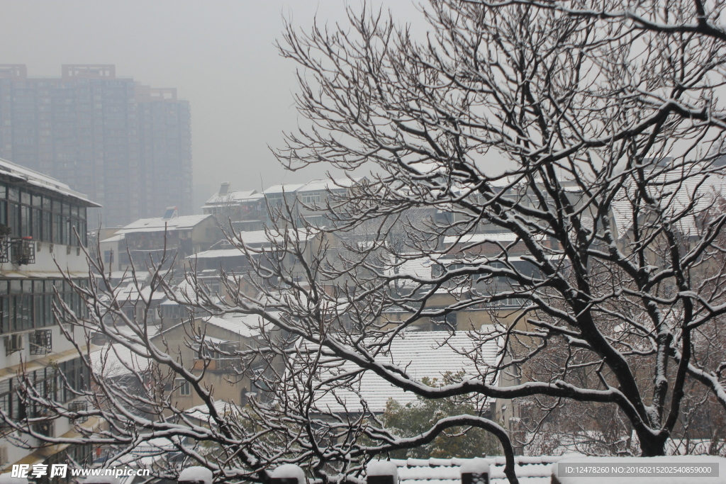 昙华林老建筑群远眺雪景