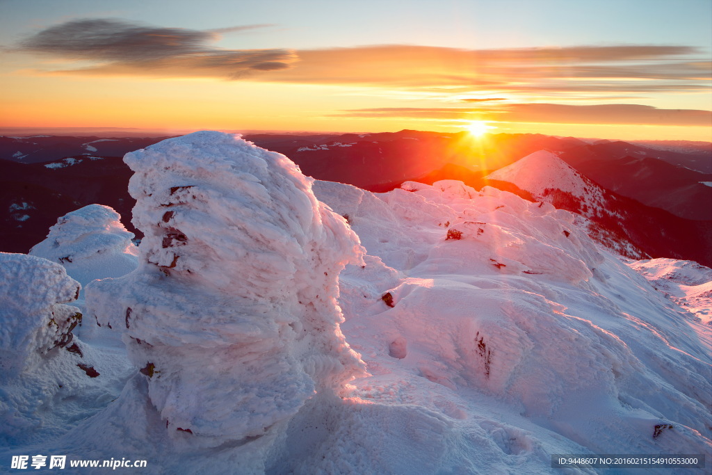 冬日暖阳雪山图片