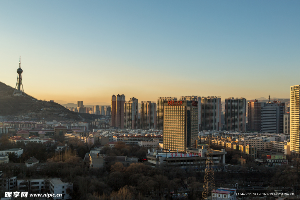 夕阳下的西宁