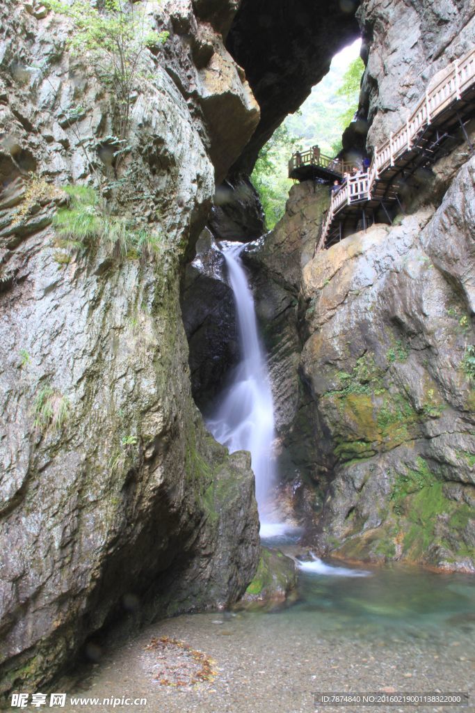 神农架山涧