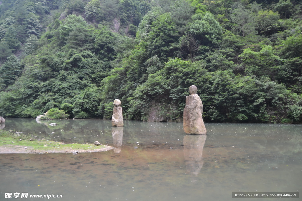 湖中叠石