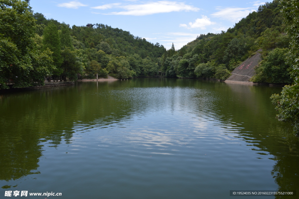 放生池湖边