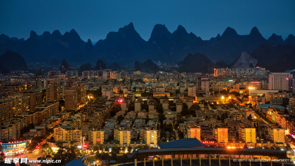 山水城市的繁华夜景