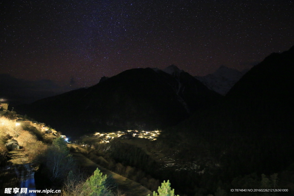 夜晚的梅里雪山