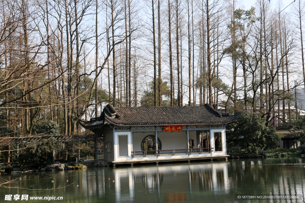 湖边的小屋