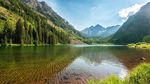 湖水清澈的高山湖泊