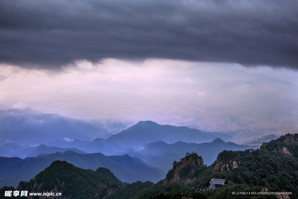 俯瞰山峰