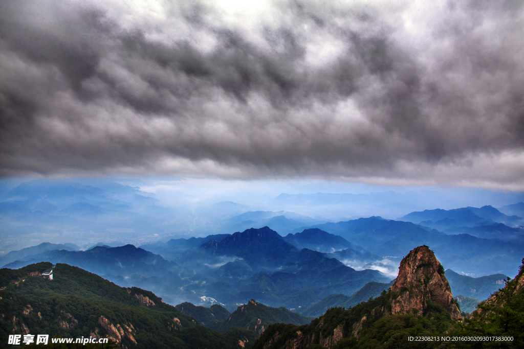 俯瞰山峰