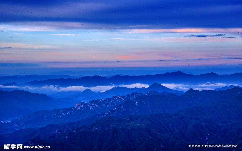 俯瞰山峰
