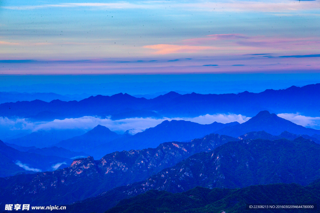 俯瞰山峰