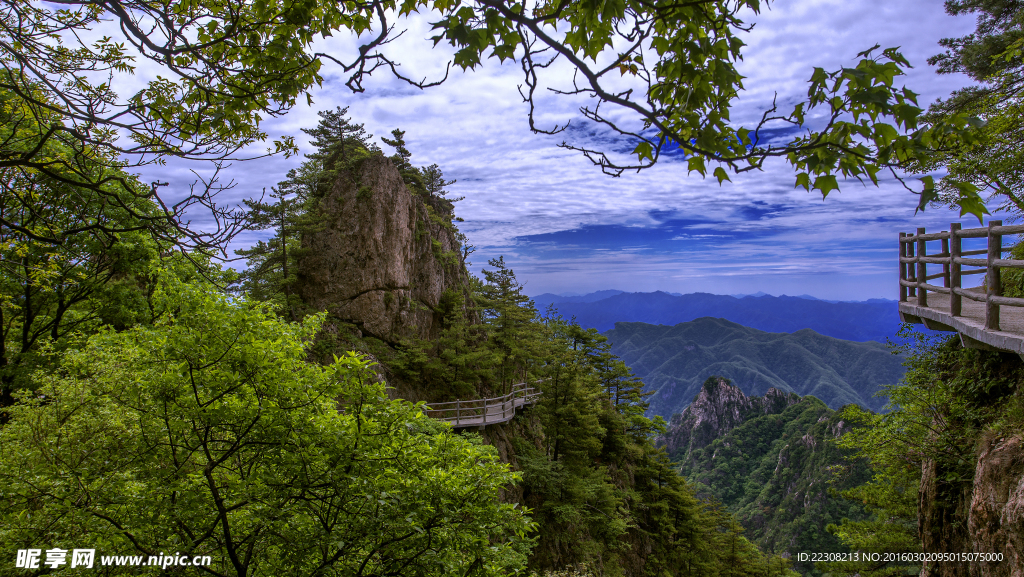 春景山峰