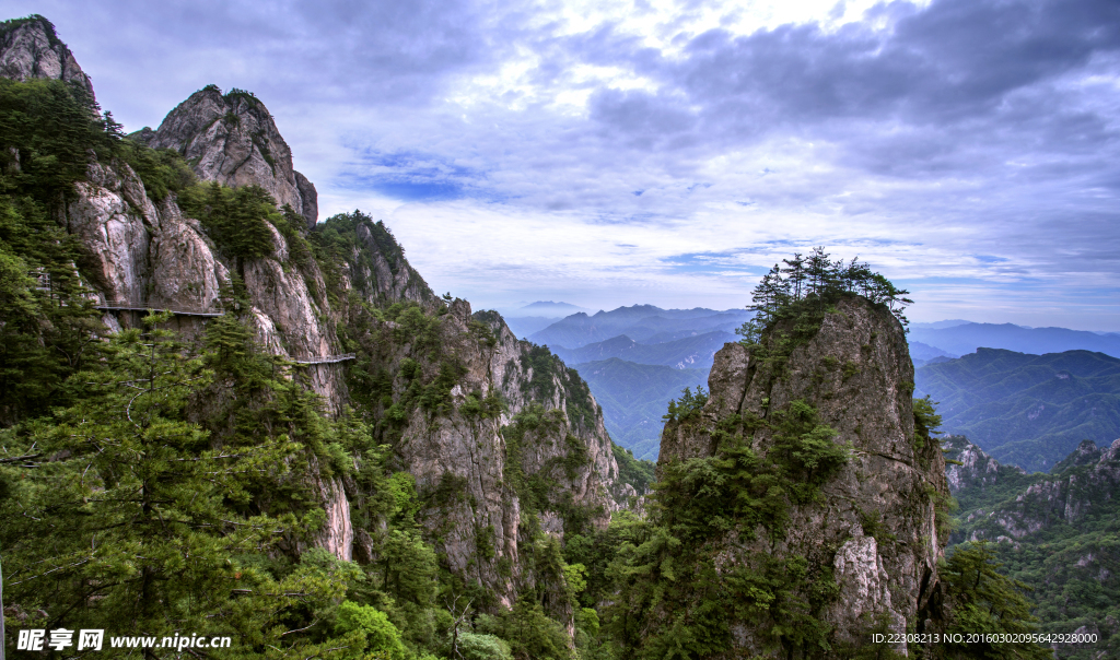春景山峰