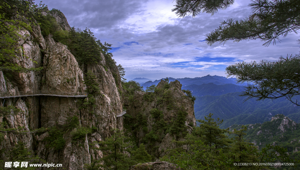 春景山峰