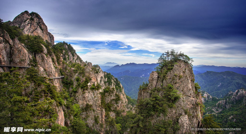 春景山峰