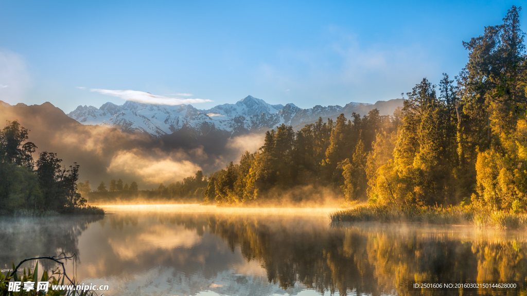 清晨高山湖泊风光