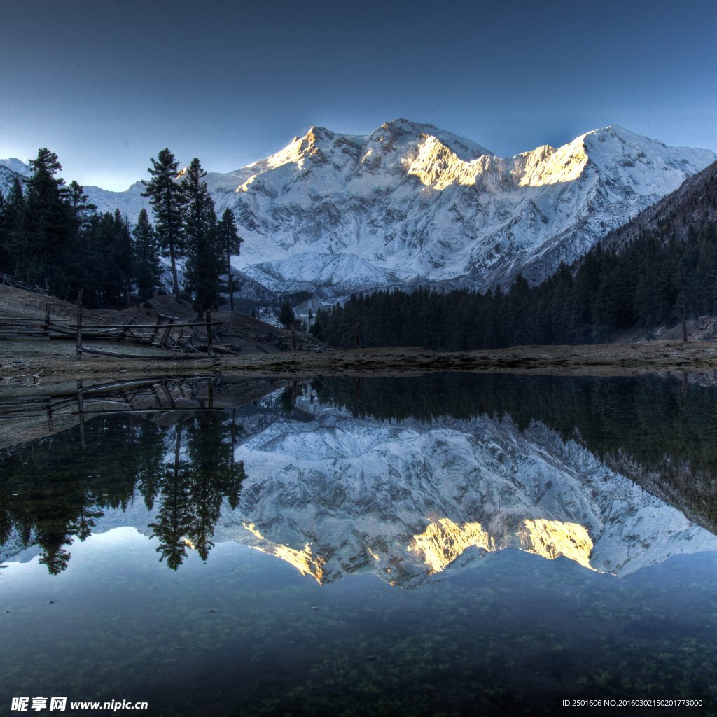 雪山倒影