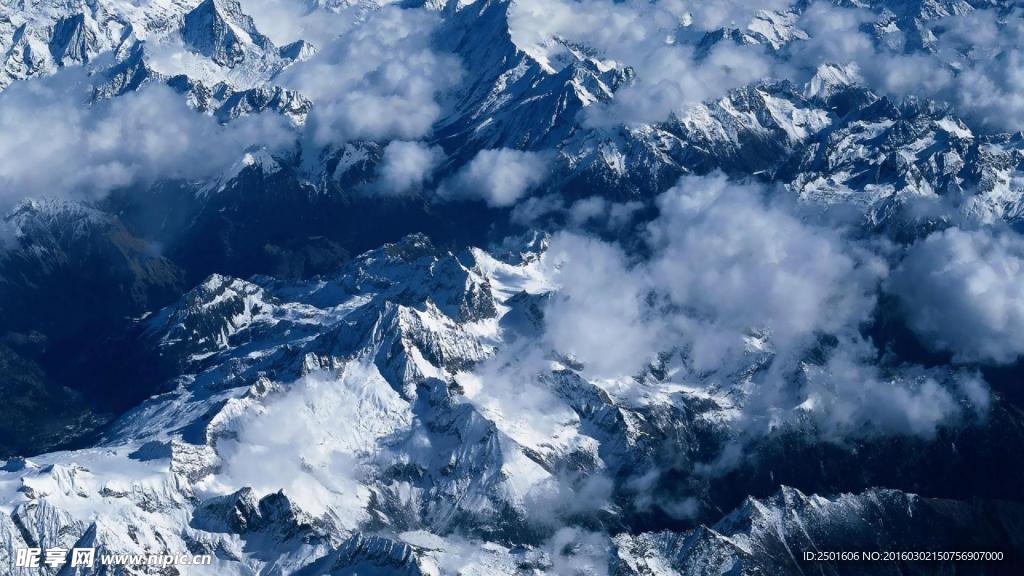 俯瞰雪山风光