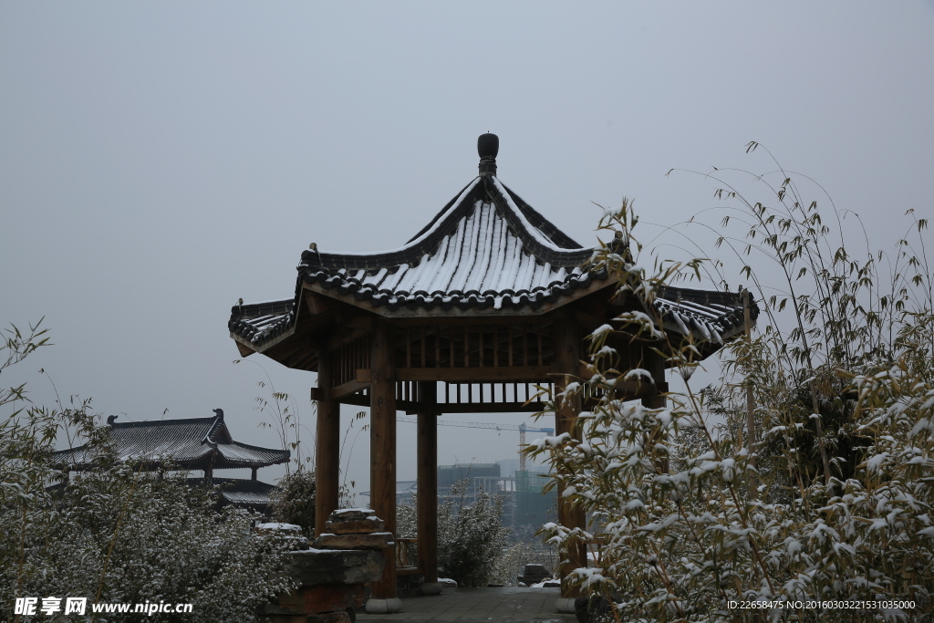 雪中的亭子