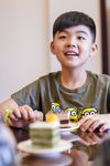小孩吃蛋糕