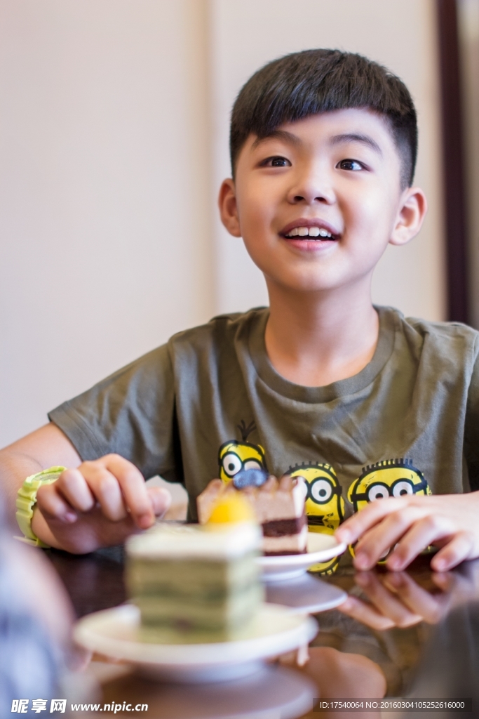 小孩吃蛋糕