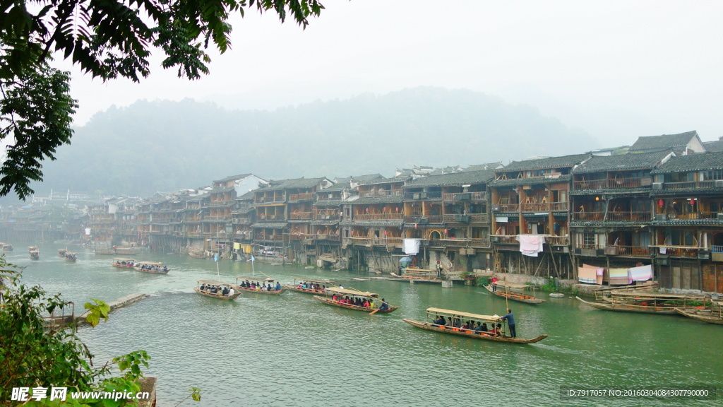 凤凰古城沱江小舟