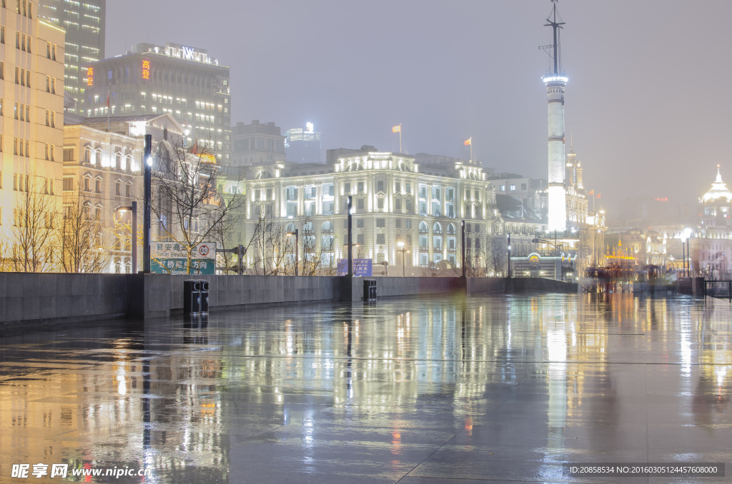 雨中的上海外滩夜景