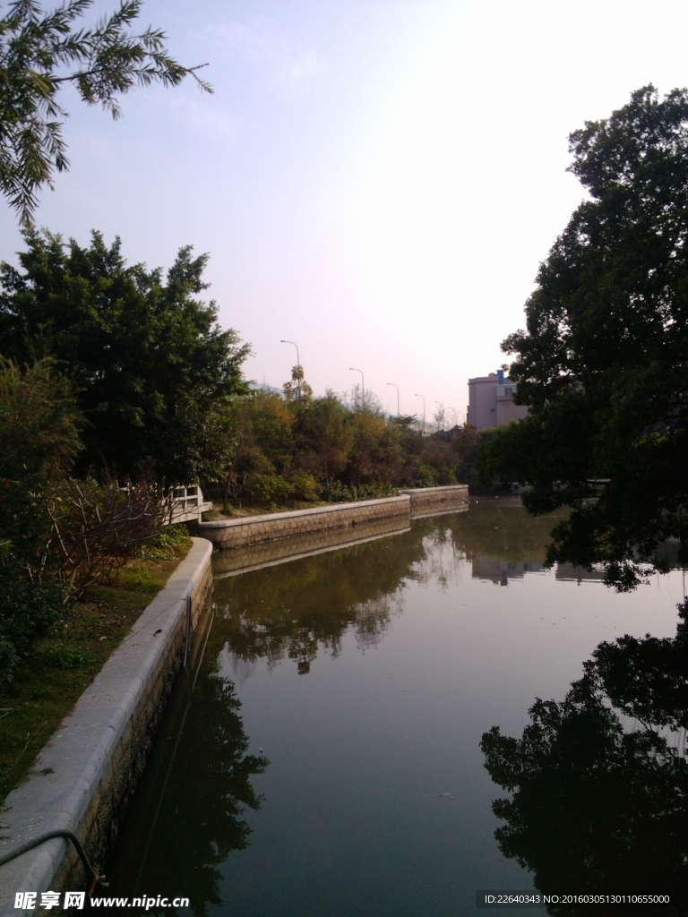 河流两岸