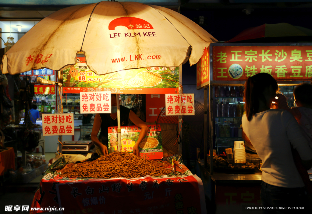 夜色中的市场