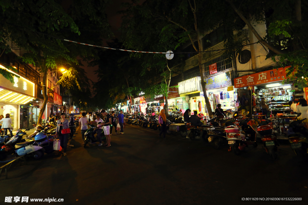 夜色中的市场