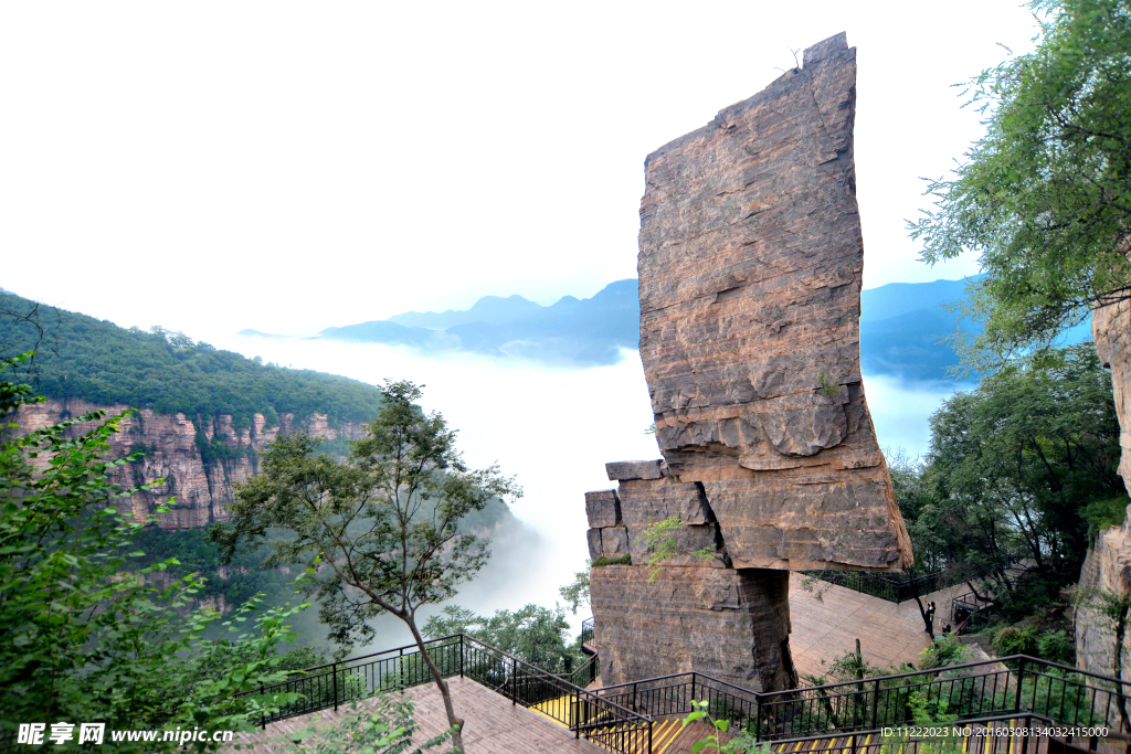 黛眉山景区飞来神石