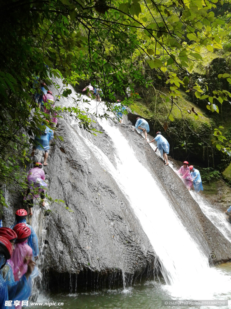 瀑布 涉水