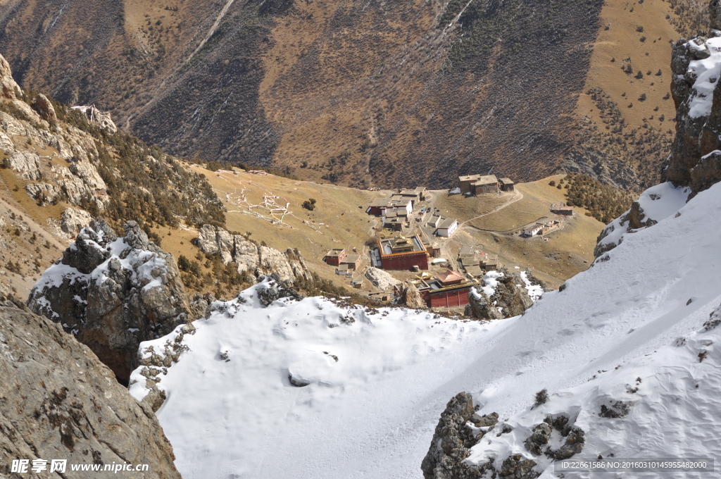 雪山下的寺庙