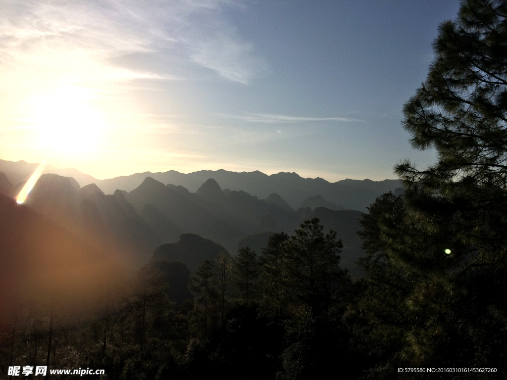 唯美夕阳群山图