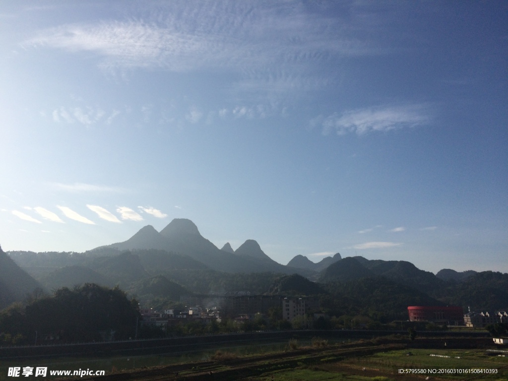 晴朗天空风景图