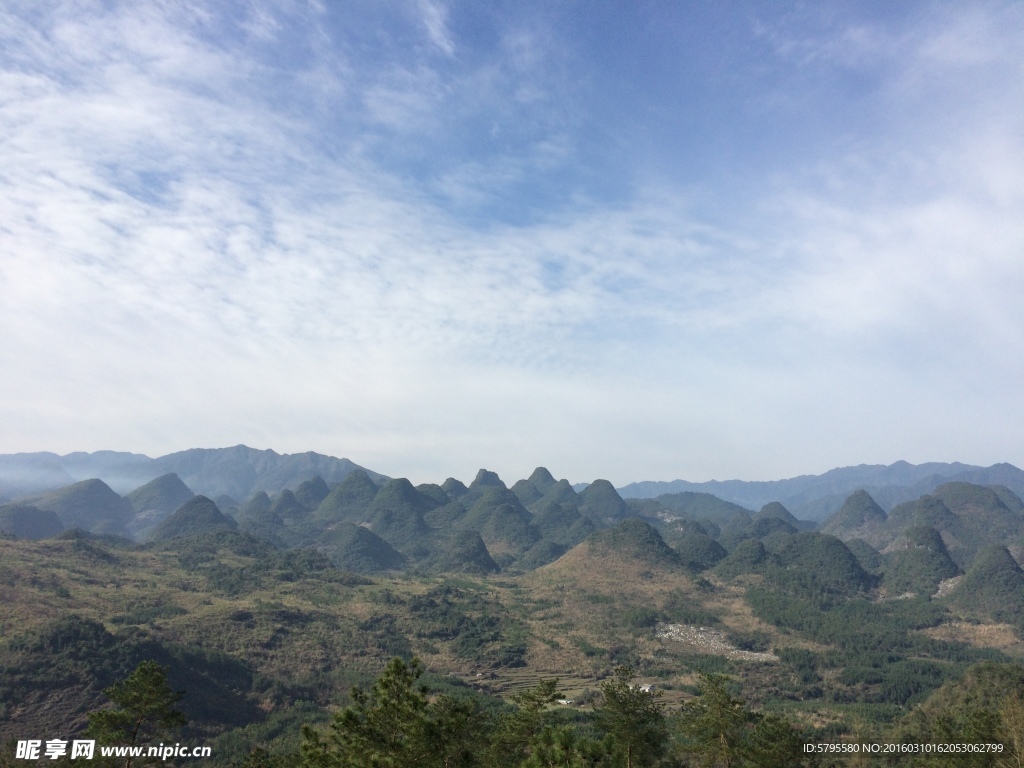 晴朗天空群山图