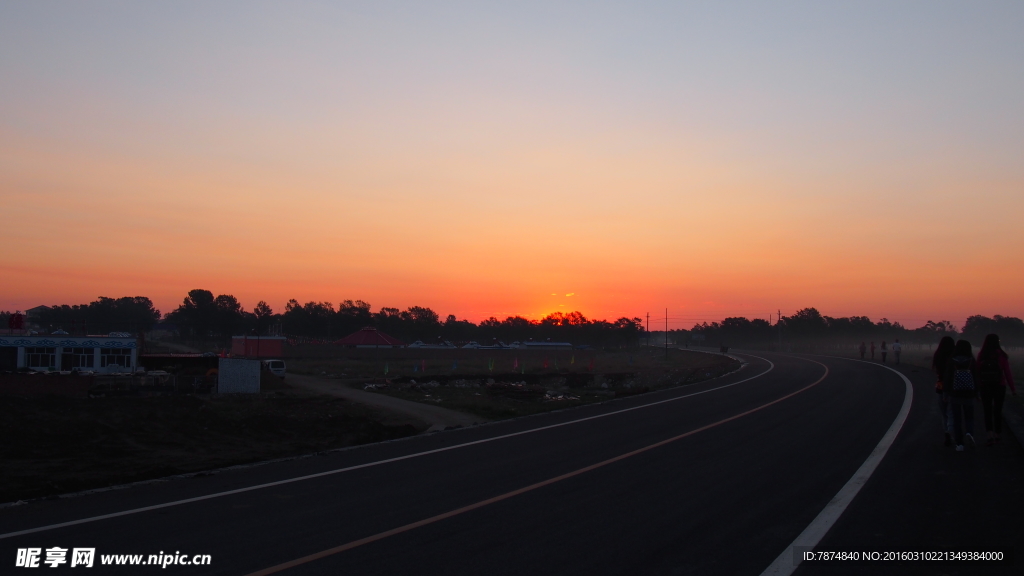 草原天路夕阳