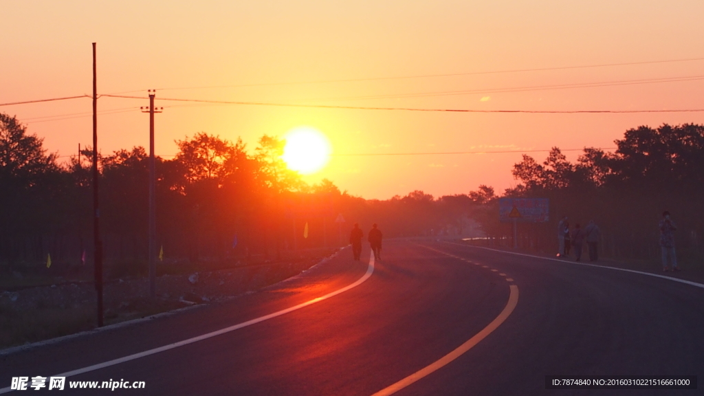 草原天路夕阳