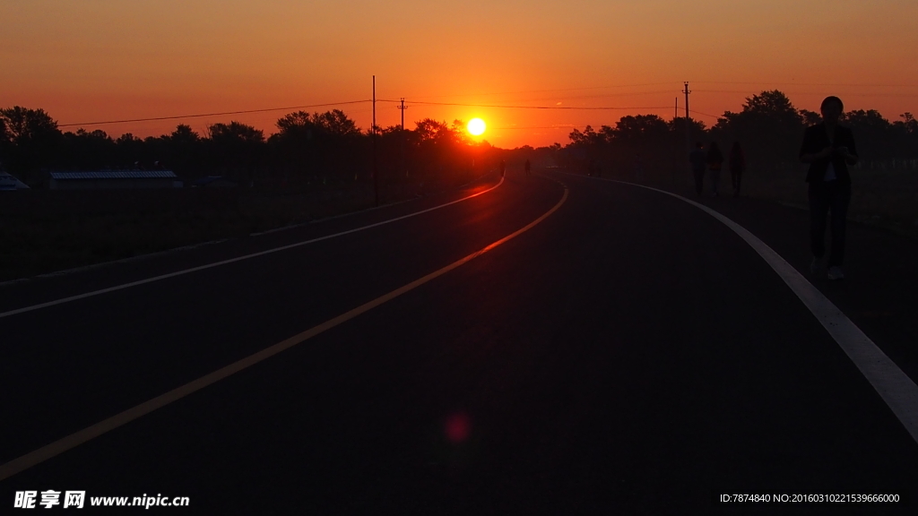 草原天路夕阳