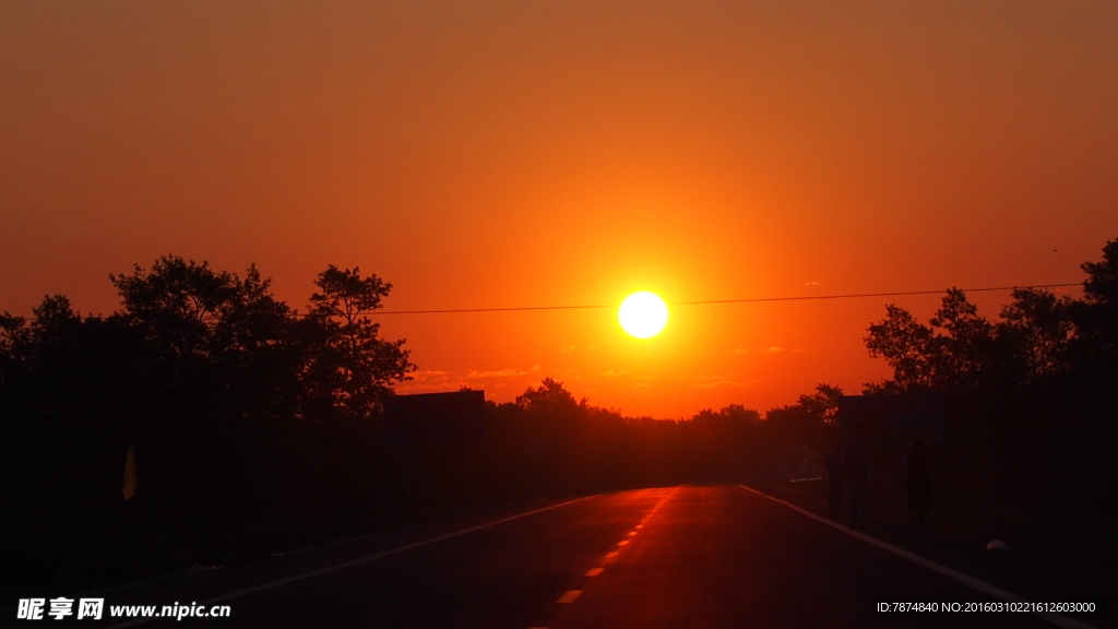 草原天路夕阳