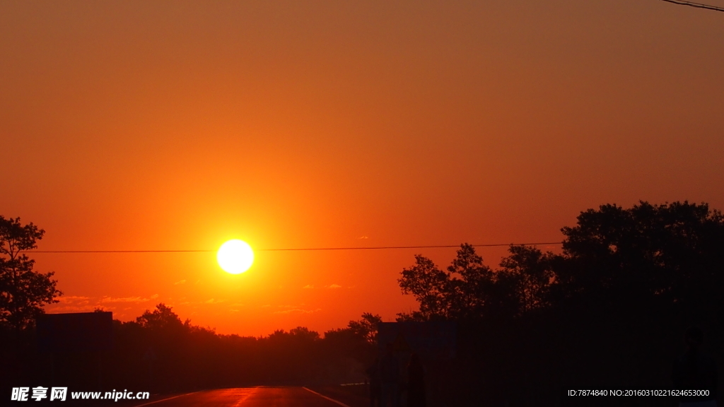 草原天路夕阳