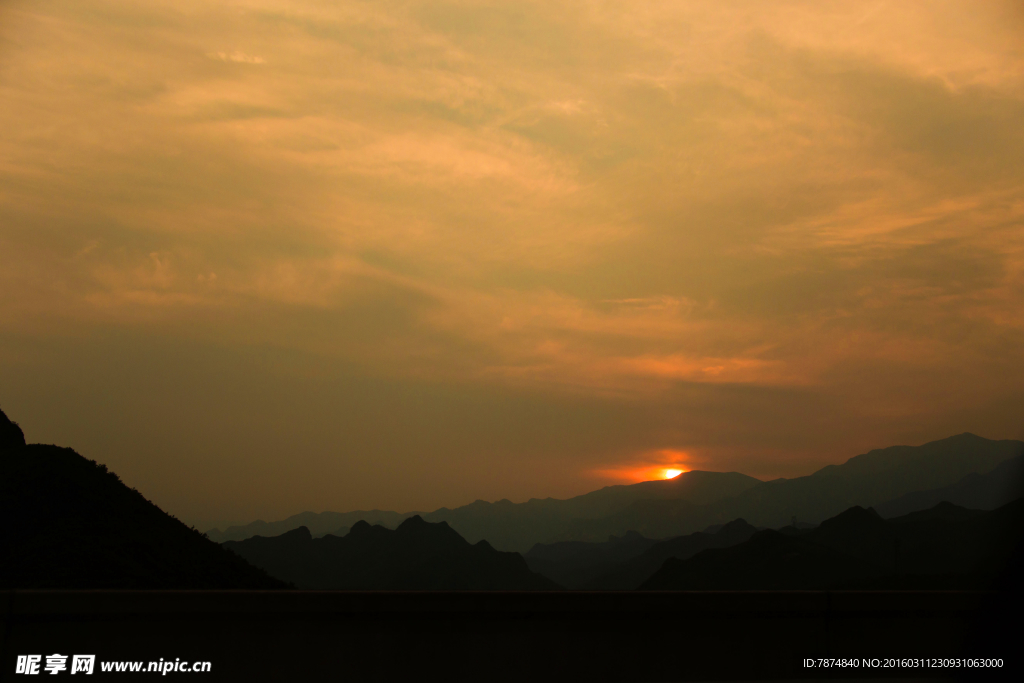 草原天路夕阳