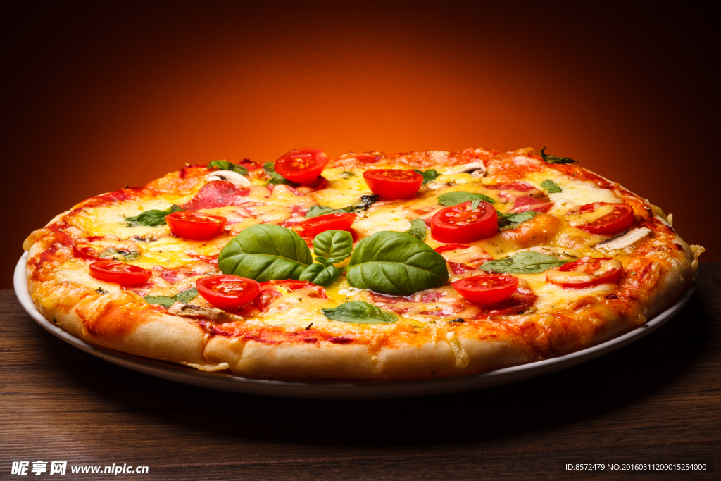 番茄蔬菜酱肉披萨