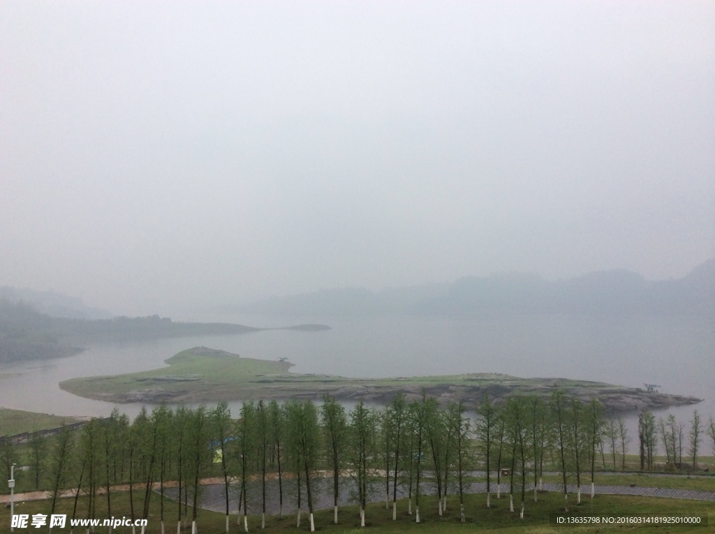 长寿湖边