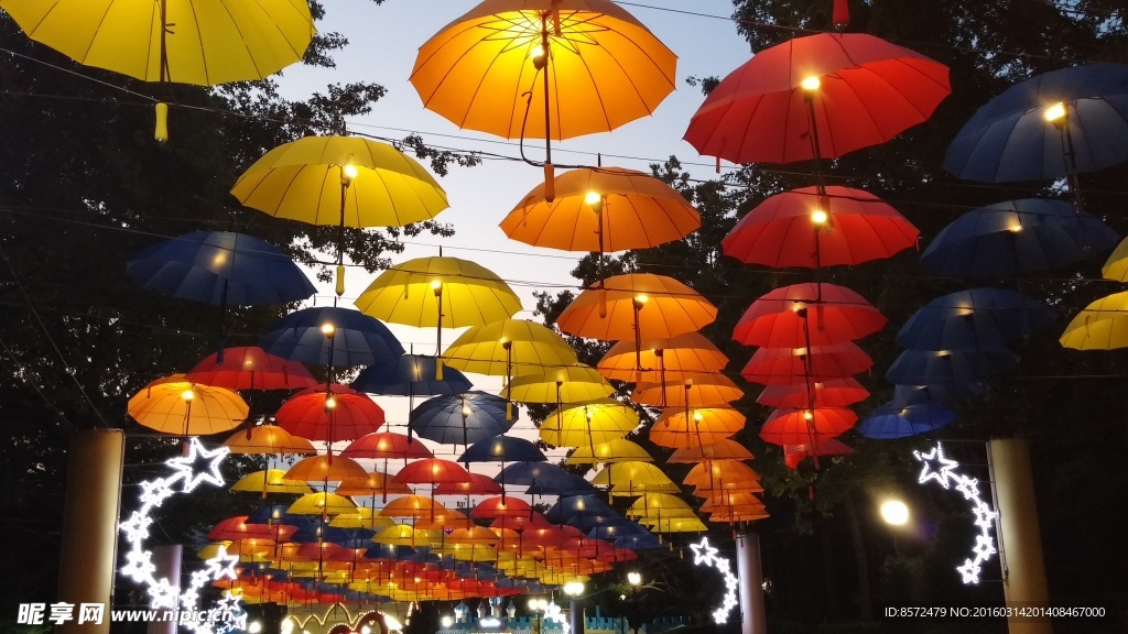 夜景布伞天空