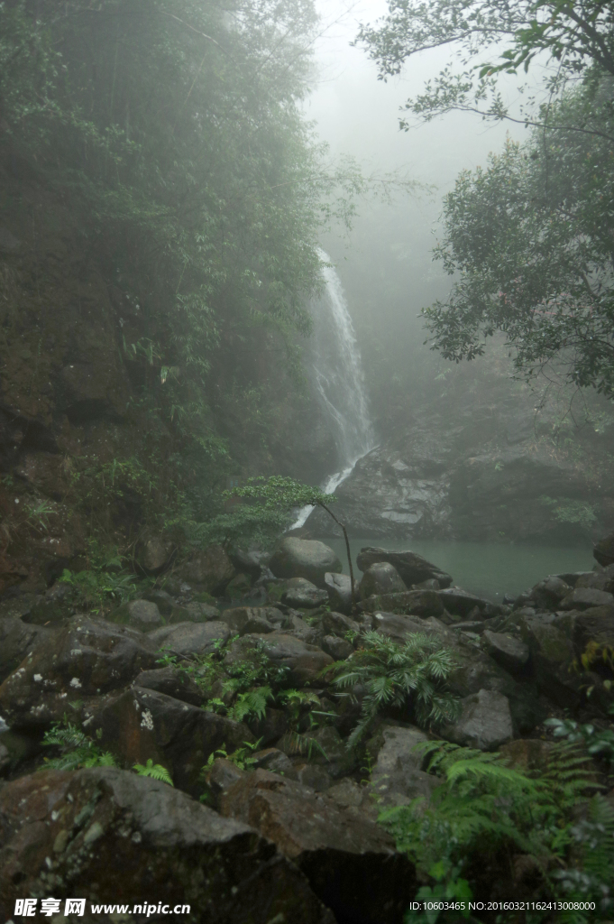 高山瀑布 深沟峡谷