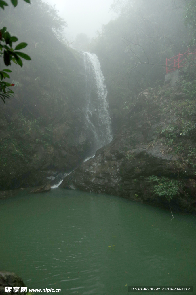 高山瀑布 峡谷深潭